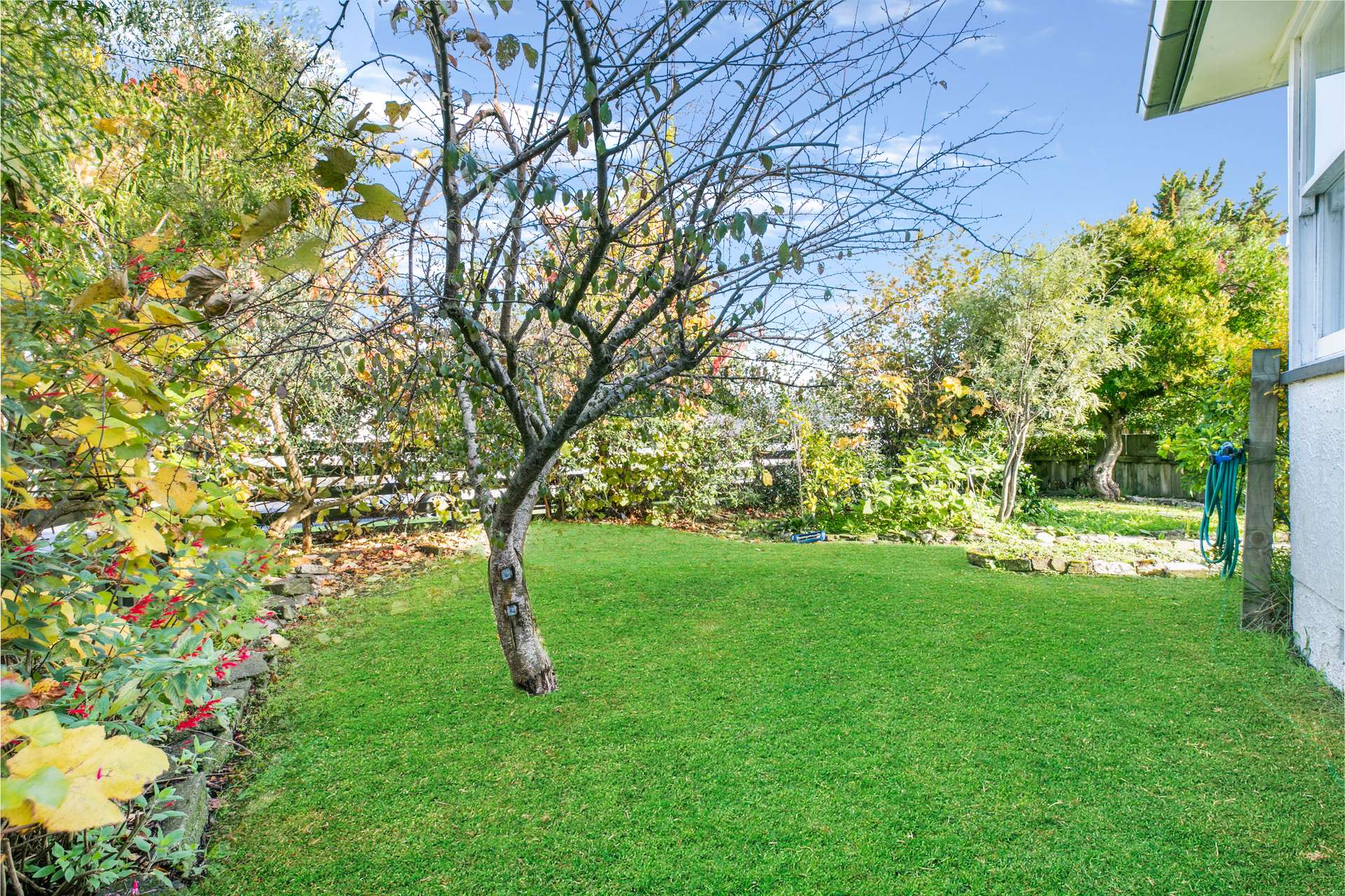 Character Cottage with Gardens Galore Arizto