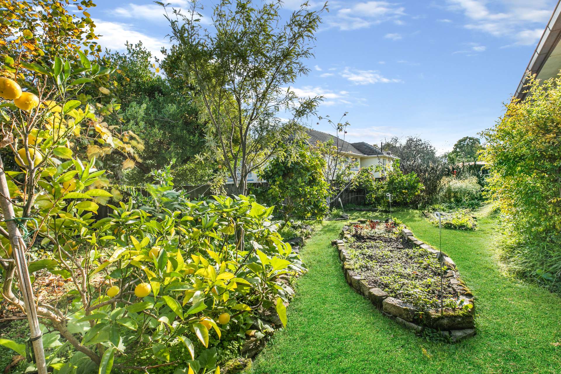 Character Cottage with Gardens Galore Arizto