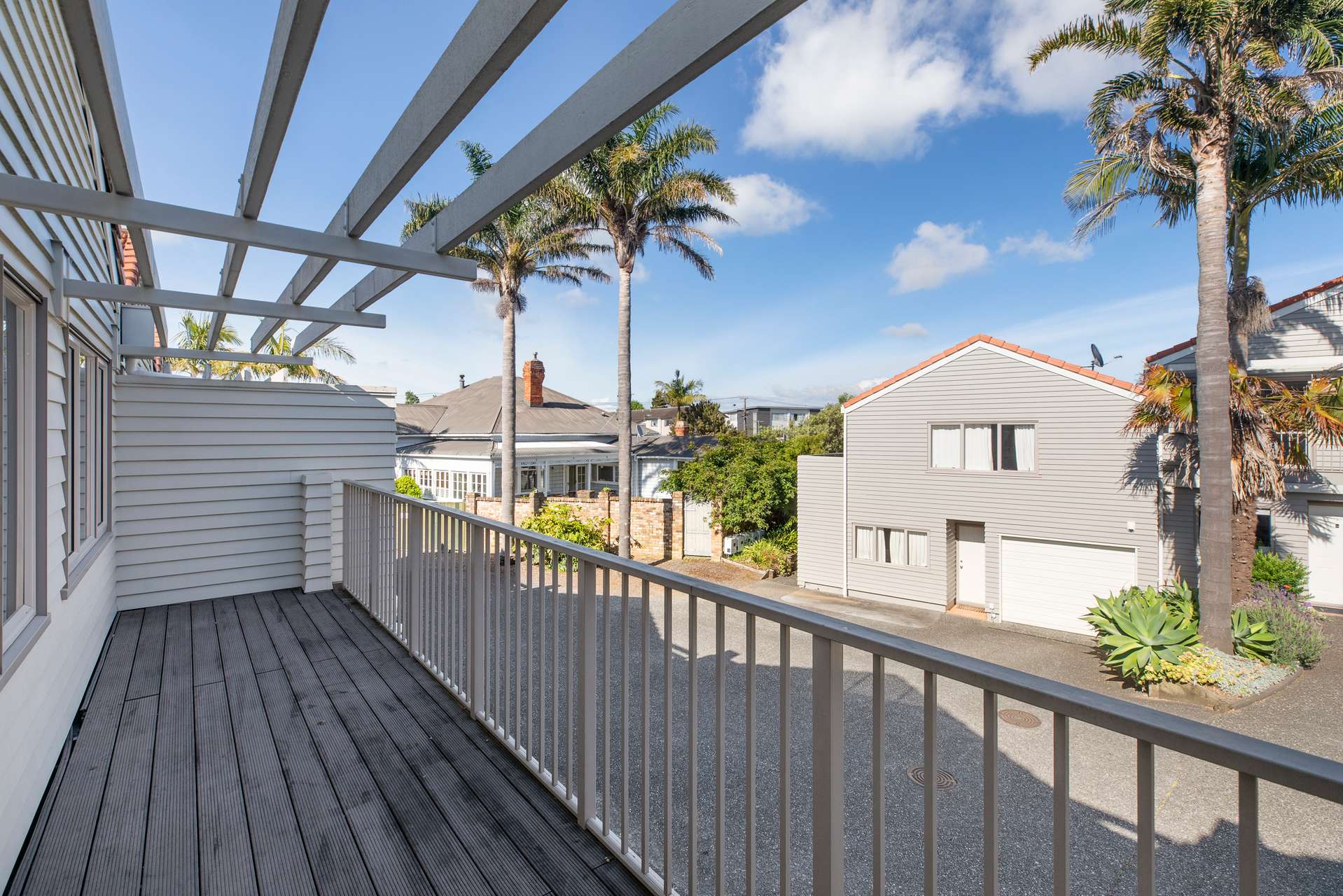 Stylish Living Near One Tree Hill Arizto