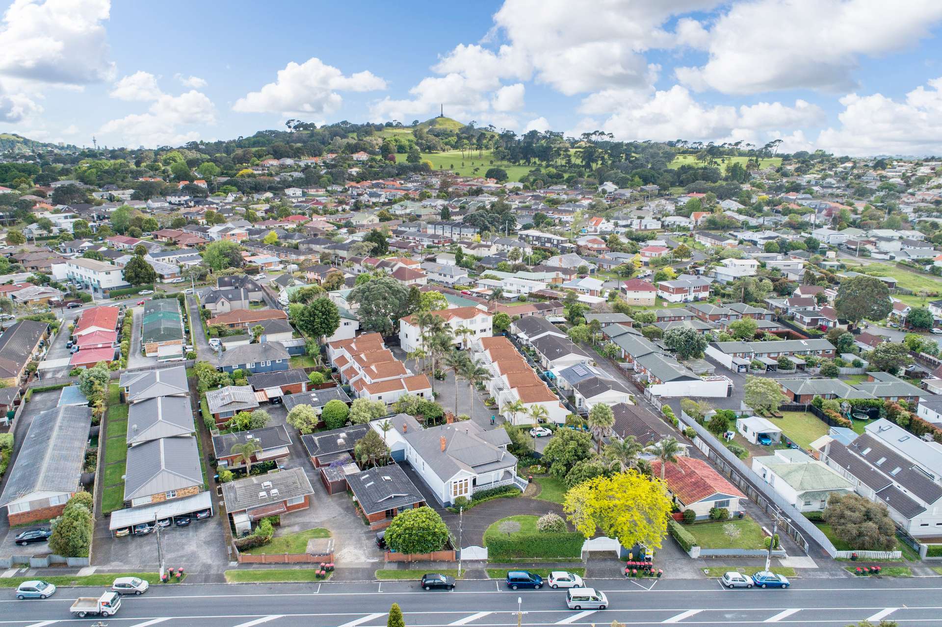 Stylish Living Near One Tree Hill Arizto