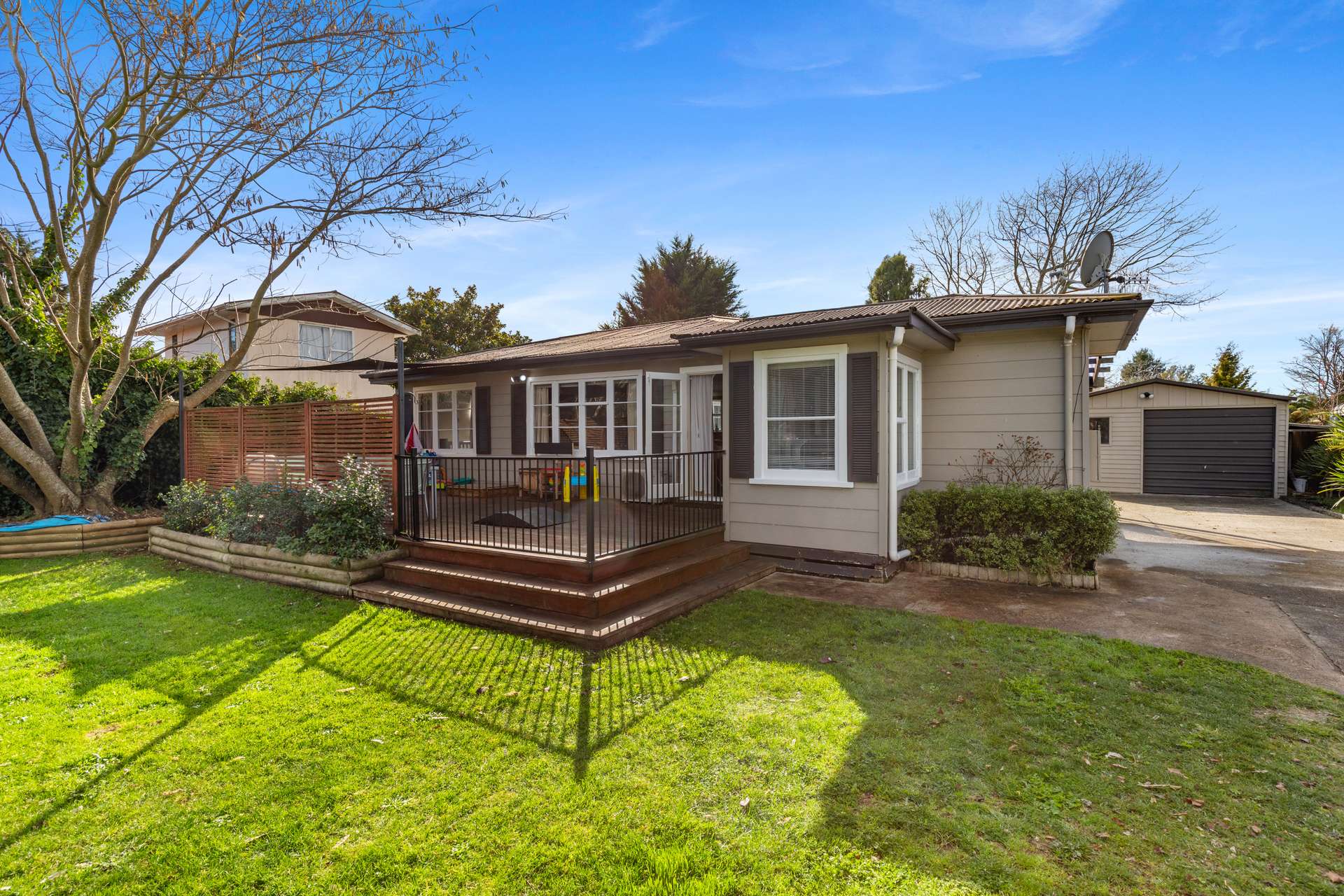 Classic Cottage Lake Life in Hannahs Bay Arizto