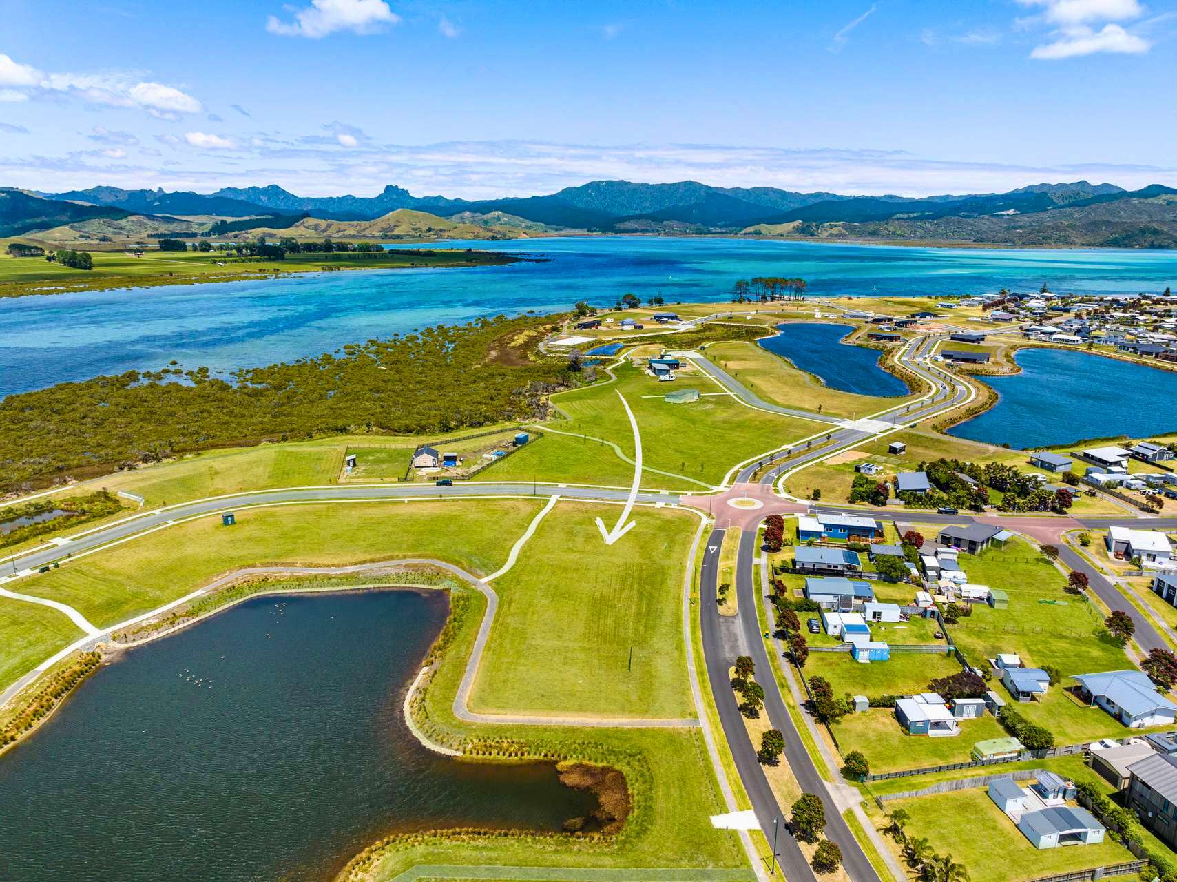 Prime location on Harbour Drive! Arizto