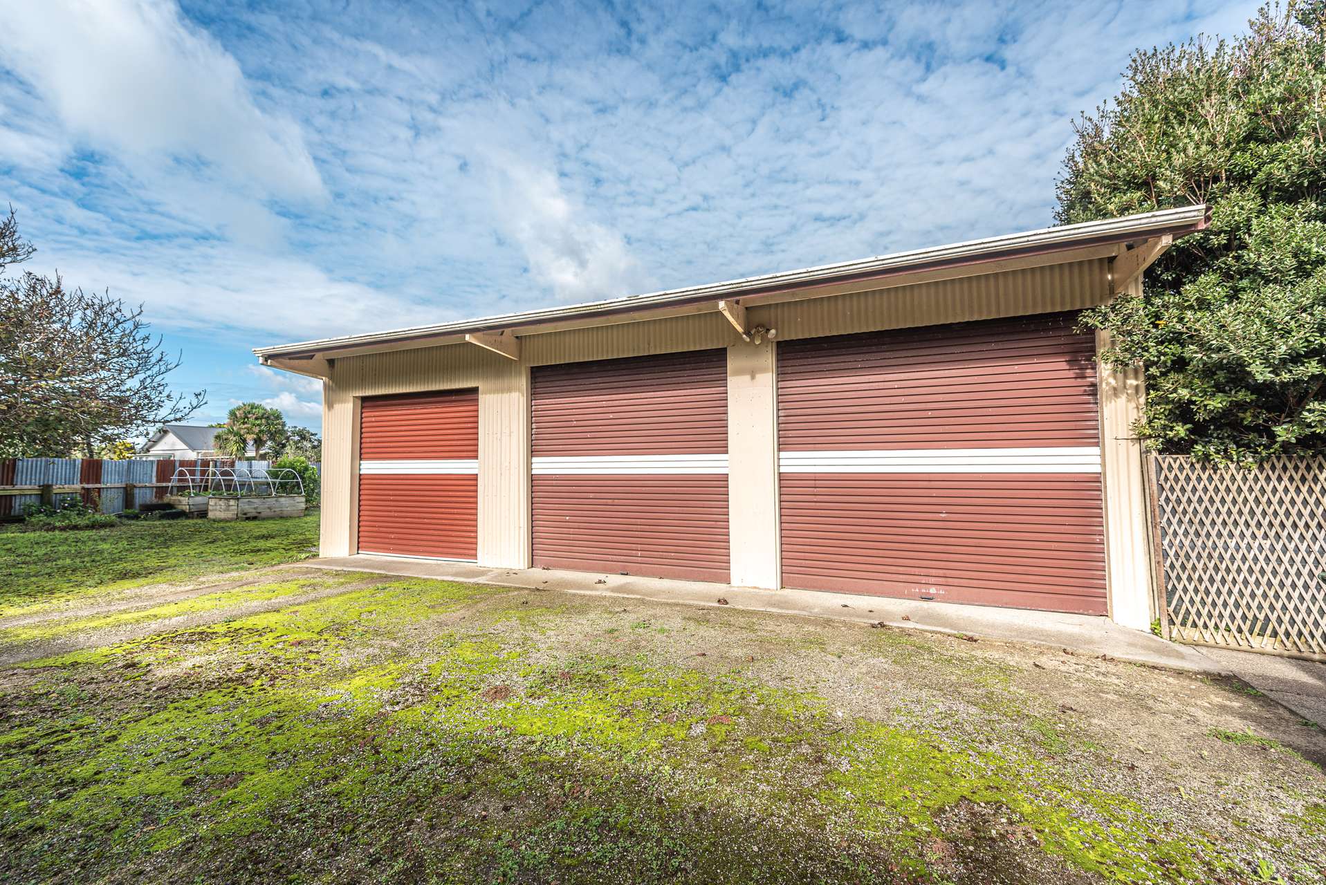 Garaging Superior garaging and land within reach! | Arizto