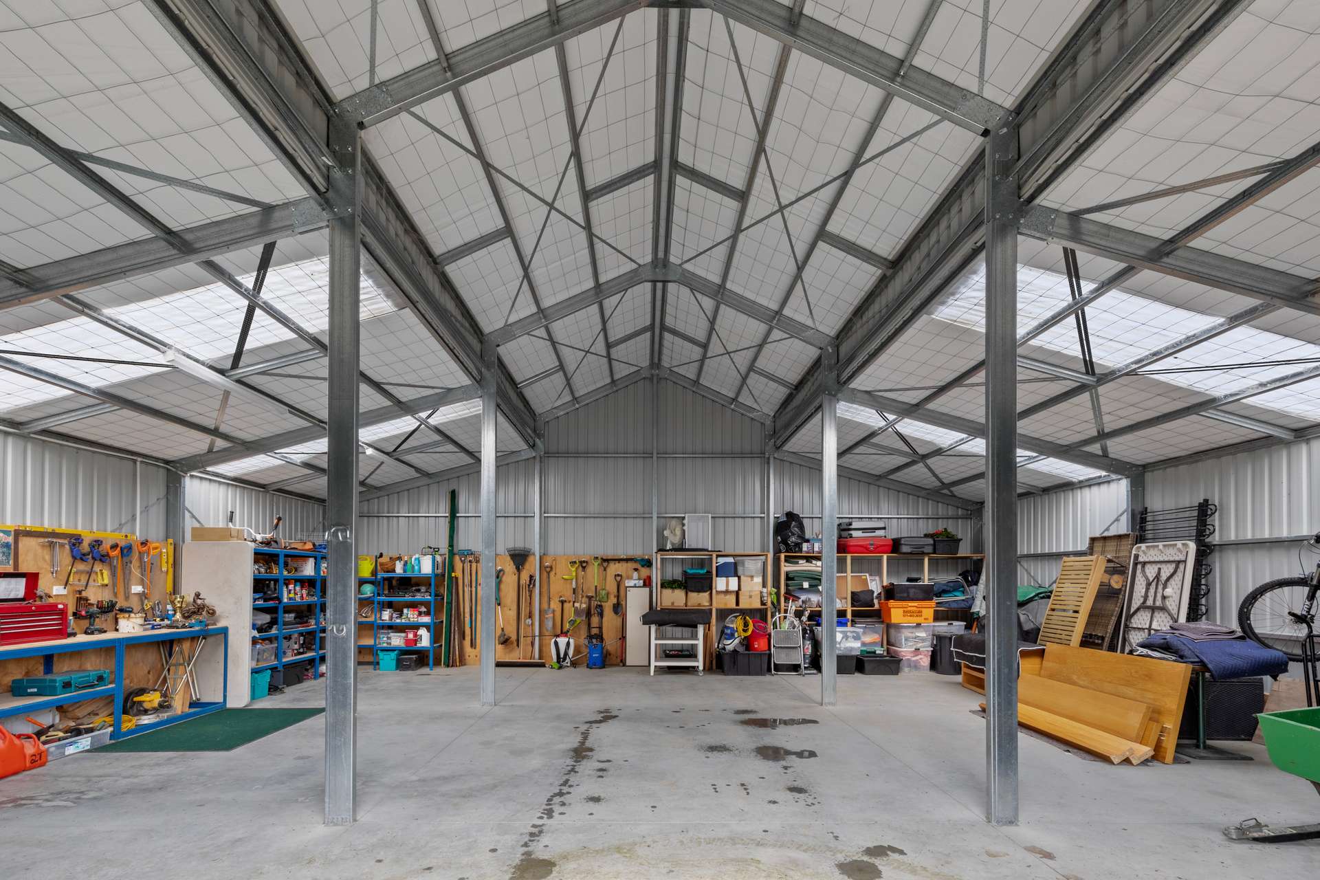 Garaging Luxury lifestyle with impressive garaging! | Arizto