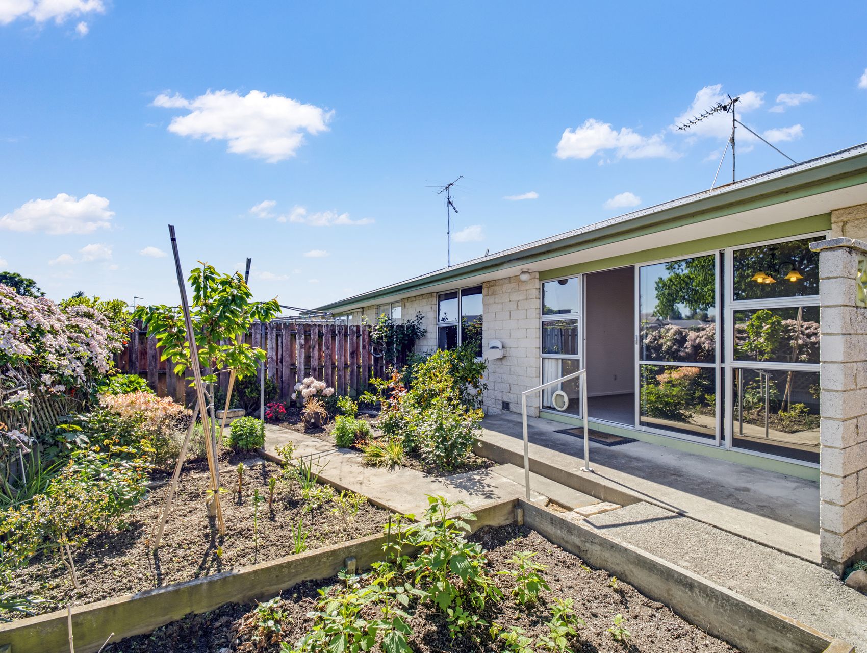Affordable living close to town 2