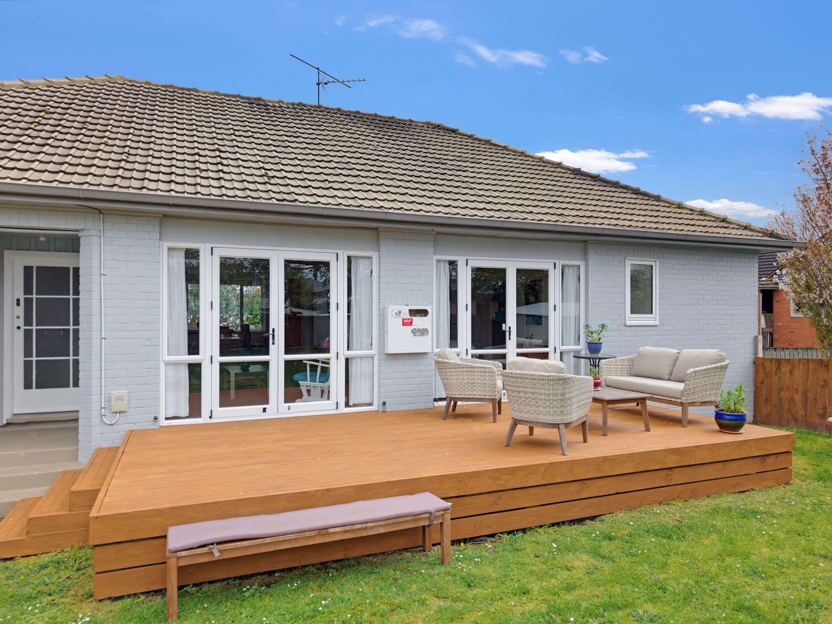 Sunlit Living with a Deck to Enjoy 4