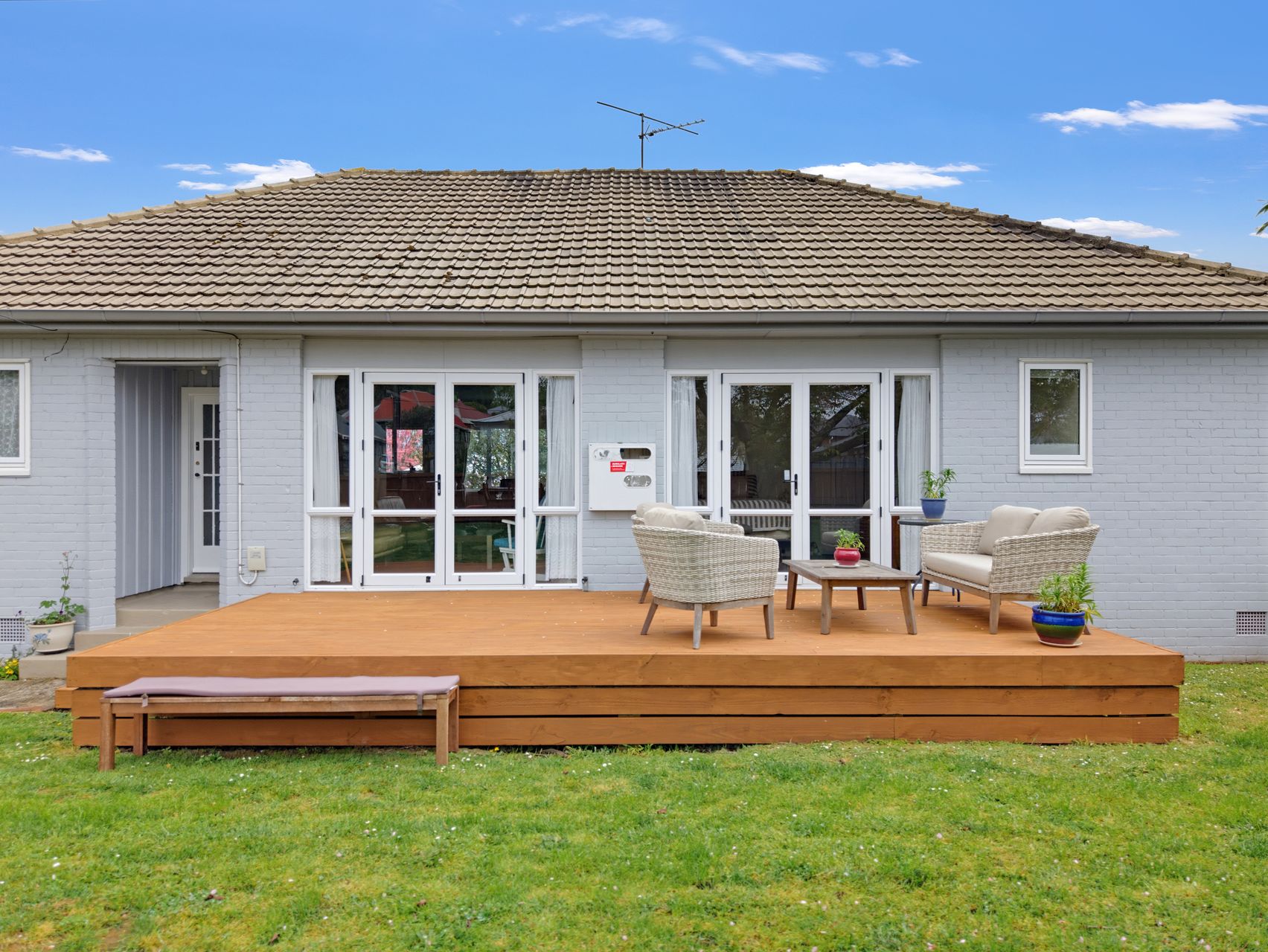 Sunlit Living with a Deck to Enjoy 5