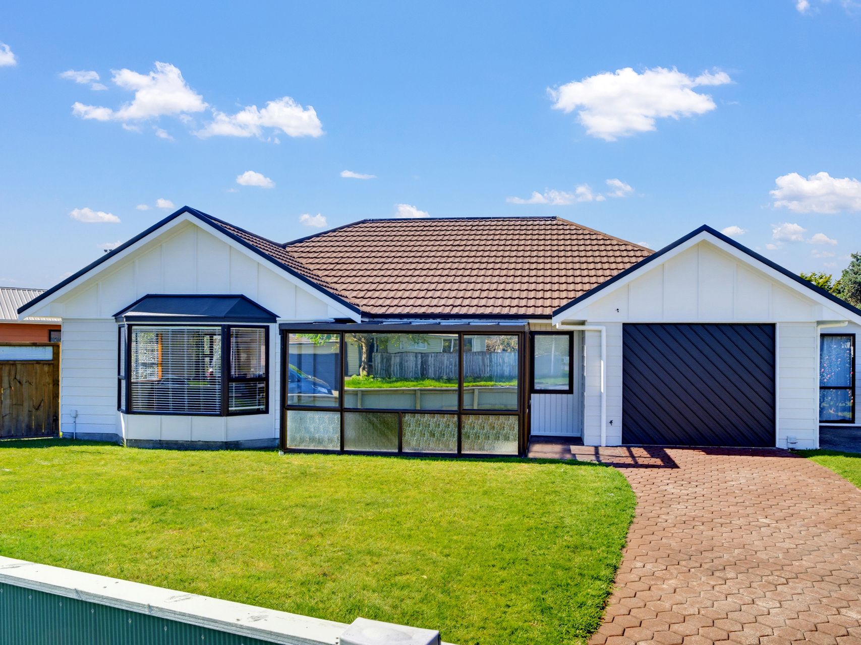 Coastal Living With Extra Space!! 4