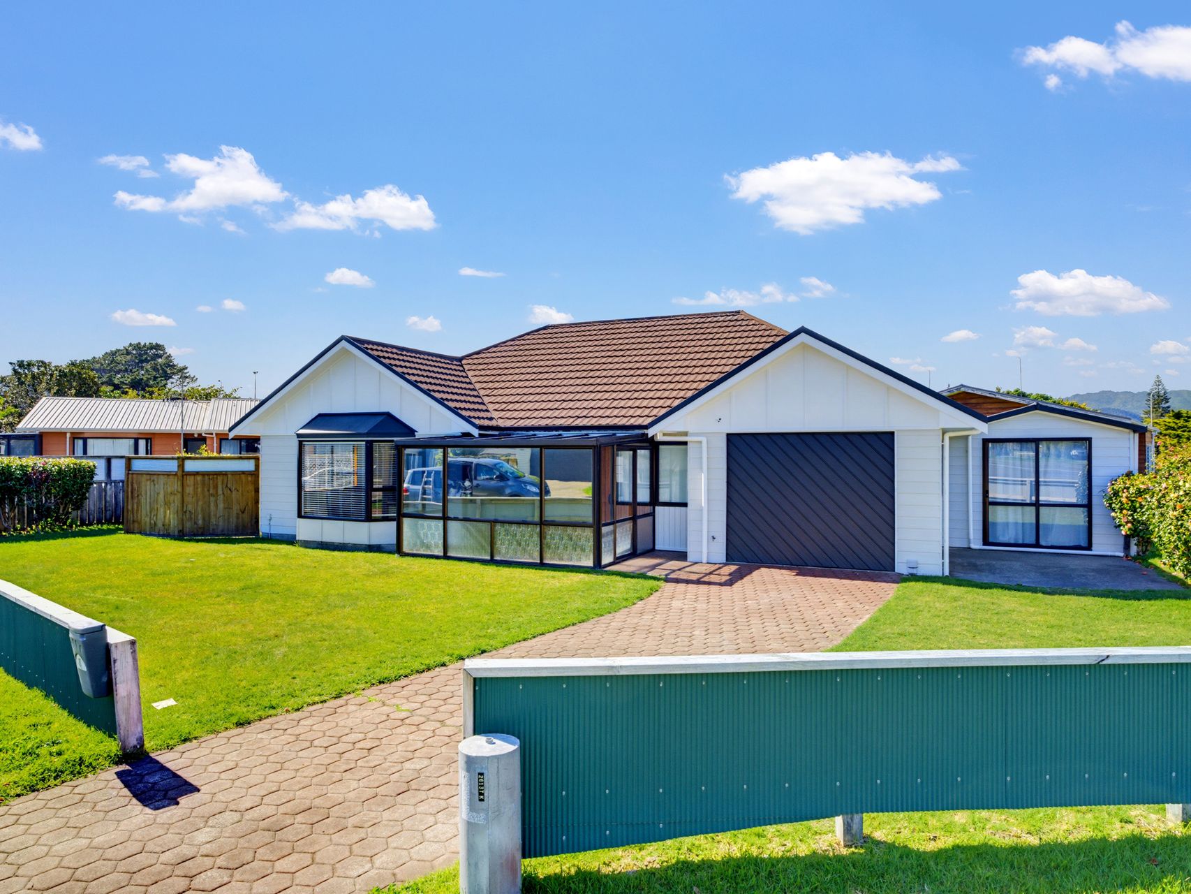 Coastal Living With Extra Space!! 1